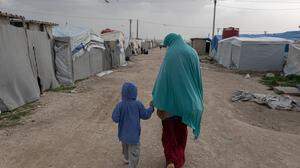 Viele IS-Frauen sind mit Kindern im syrischen Roj-Camp interniert