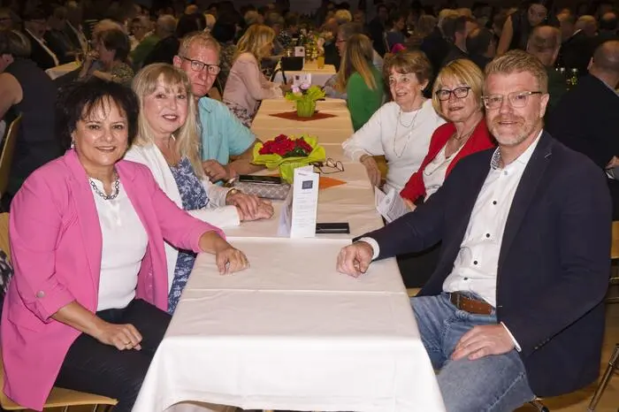  Der Saal war voll besetzt, Gernot Esser führte durch den Abend.