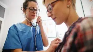 Frauen sollten schon im jungen Erwachsenenalter regelmäßig zur jährlichen Vorsorgeuntersuchung gehen – auch um ihr kardiovaskuläres Risiko abzuklären