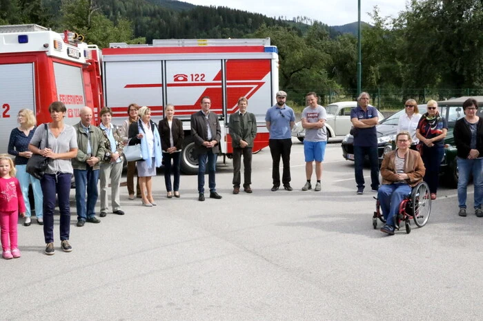Vor dem Gotteshaus gesehen wurden unter anderen Amtstiersarzt Josef Leitner, Mesnerin Barbara Salzer, Mediziner Christoph Schuh, Feuerwehrkommandant-Stellvertreter Werner Ebenwaldner, Stadtkapelle Friesach-Obmann Martin Schiava, Florian Groicher vom Oldtimerclub Friesach sowie Rauchfangkehrermeister Christian Drobesch, der mit seinem Ford “Phaeton”, Baujahr 1928, vorfuhr. 
