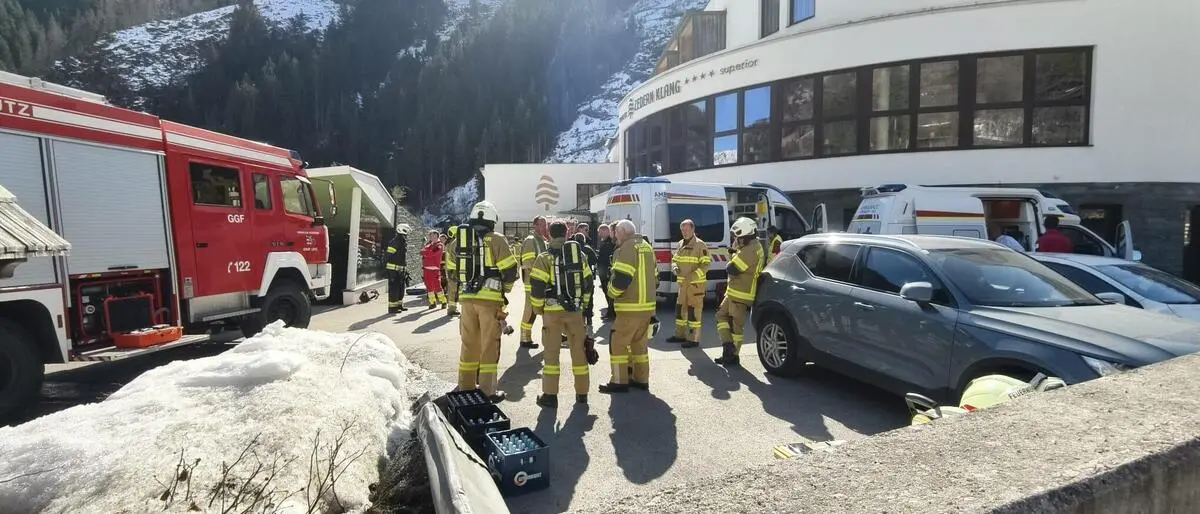 Mehrere Feuerwehren sind bei der Hotelanlage in Hopfgarten in Defereggen im Einsatz 