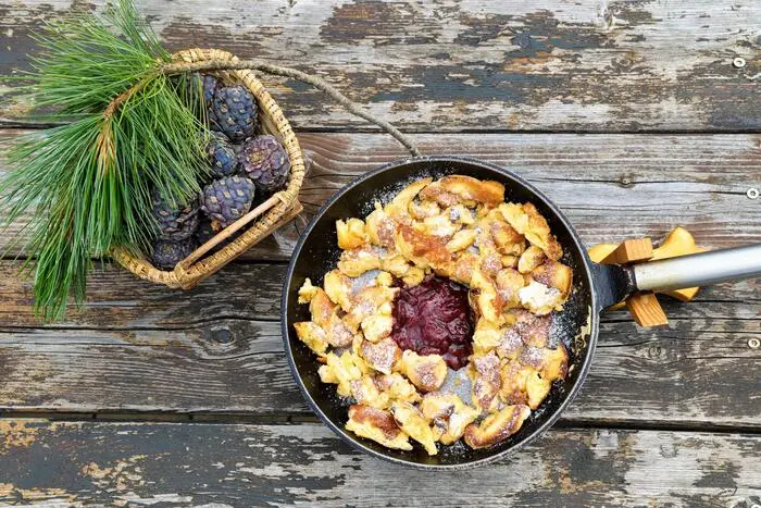 Frischer Kaiserschmarren mit Zirben-Zwetschken