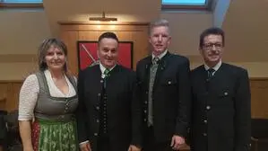 Kassierin Patrizia Podmenik, Bürgermeister Patrick Weilharter, Vizebürgermeister Alexander Feiel und Bezirkshauptmann Peter Plöbst