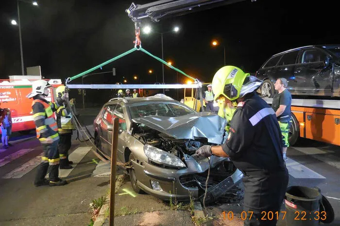 Nach Beendigung der Unfallaufnahme durch die Polizei unterstützten die Einsatzkräfte das Abschleppunternehmen bei der Bergung der Fahrzeuge.