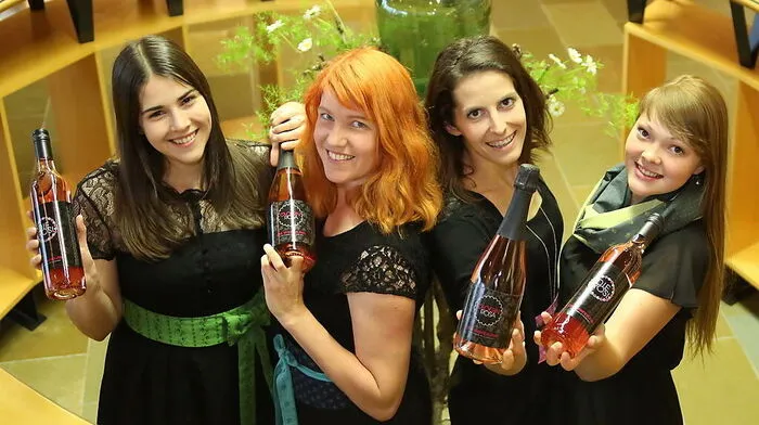 Vier der sechs Weinblüten: Anne Grießbacher, Sigrid Sorger, Claudia Fischer, Beatrix Lamprecht
