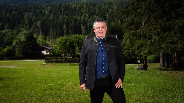 Bürgermeister Arnold Klammer (SPÖ) gibt darin seine erneute Kandidatur für die Gemeinderats- und Bürgermeisterwahl 2027 bekannt