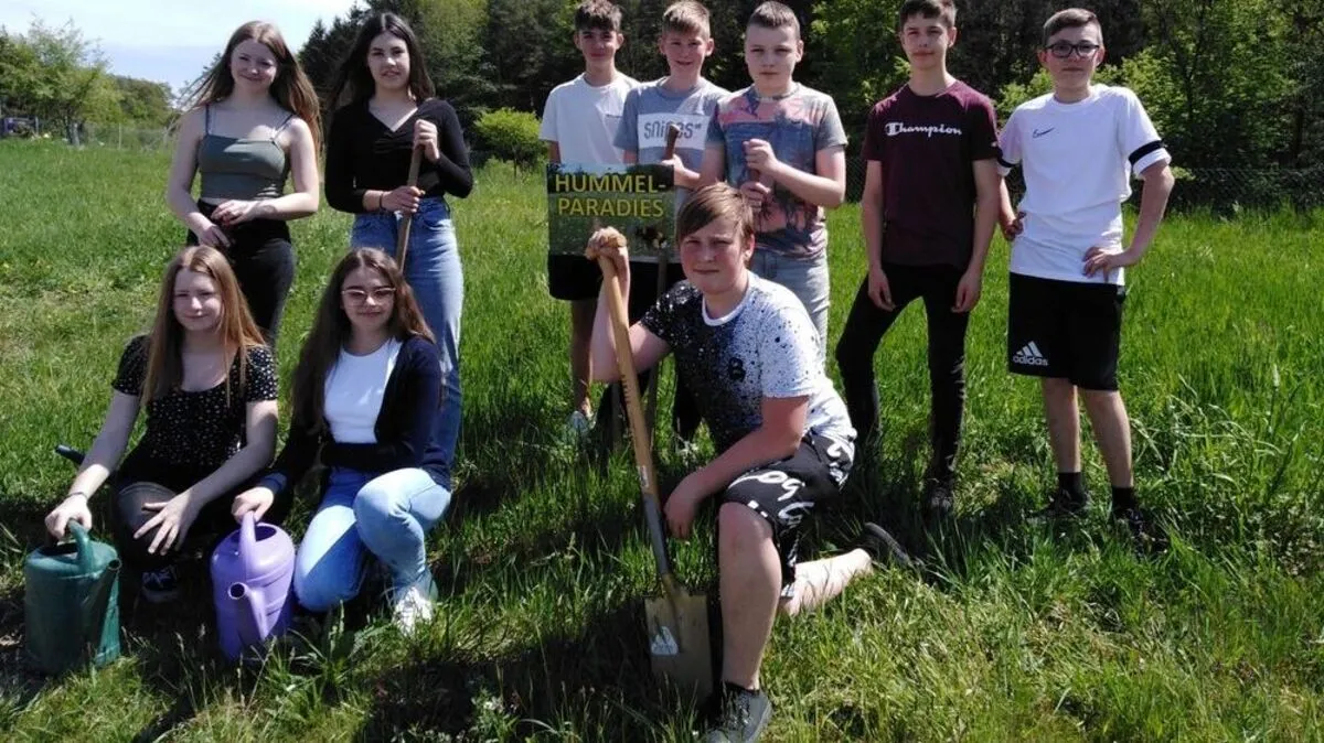 In Sinabelkirchen pflanzten Schülerinnen und Schüler Wildblumen wie Wiesensalbei oder Wilde Malven rund um den Kirchenhügel, den Schulhof und den Friedhof 