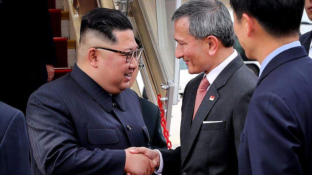 Kim Jong-un wird von Singapurs Außenminister Vivian Balakrishnan begrüßt