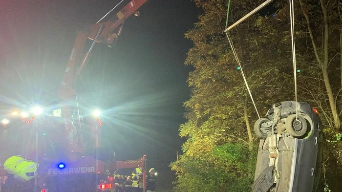 Zwei Stunden lang war die B70 nach dem schweren Unfall gesperrt. Die Feuerwehr Ligist musste das Wrack mit Totalschaden dann mit dem Kranwagen bergen. Die Fotos von dem furchtbaren Crash auf der Packer Straße.
