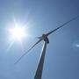 Windrad vor blauem Himmel, dahinter blitzt die Sonne hervor | Die Windkraft soll künftig in der Steiermark eine größere Rolle spielen