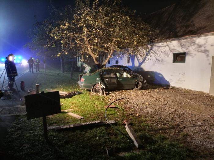 Der Lenker des Pkw wurde unbestimmten Grades verletzt