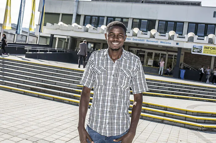 Aliu Abiodun Onifade (29), Nigeria: Ein Freund hat mich von Klagenfurt überzeugt. Ich wollte eigentlich in Nigeria bleiben. Jetzt fange ich an der Uni mit dem Masterstudium „Media and Convergence Management“ an. Mir gefällt es in Kärnten. Hier ist es so ruhig und friedlich. Nur die Menschen sind ein bisschen verschlossener als bei mir zuhause.