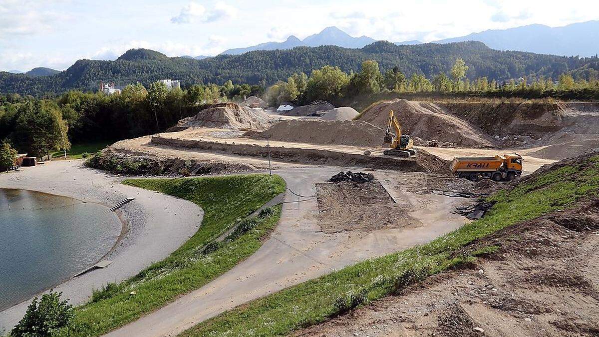 Im südwestlichen Uferbereich des Gemeindebades Wernberg baggert die Firma Kostmann 50.000 Kubikmeter Schotter ab. Im Süden soll eine deutlich größere Liegewiese und ein neuer Kiosk entstehen