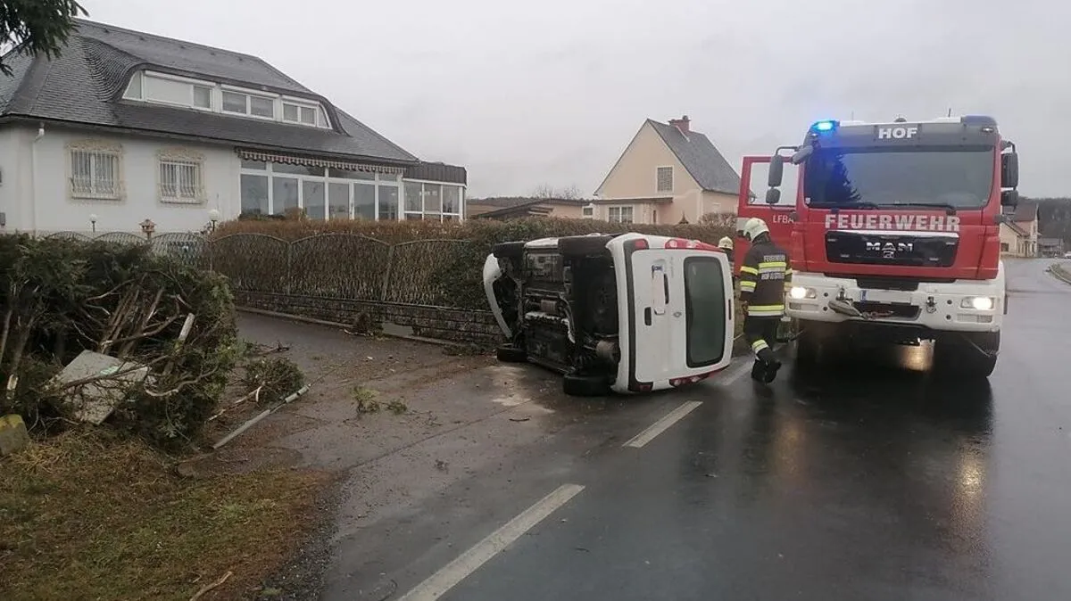 Das verunfallte Fahrzeug kam in einer Hauseinfahrt zum Liegen