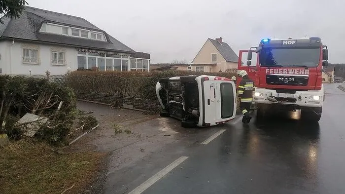 Das verunfallte Fahrzeug kam in einer Hauseinfahrt zum Liegen