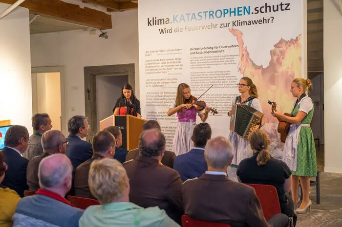 Am Eröffnungsabend konnte  Katrin Knaß-Roßmann, die Kuratorin der Ausstellung, zahlreiche Gäste aus Nah und Fern begrüßen.
