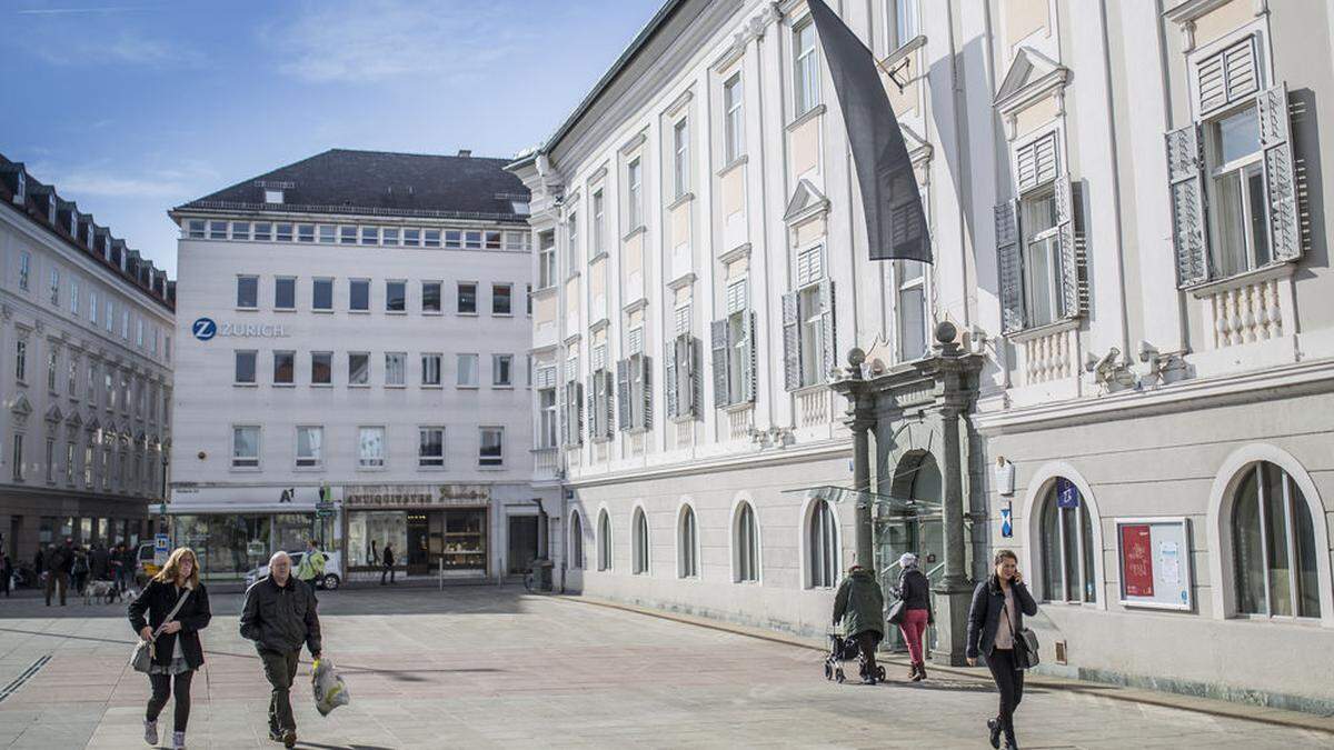 Vor dem Rathaus hängt die schwarze Flagge