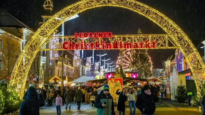 Der Christkindlmarkt am Hauptplatz in Leoben wurde Freitagabend feierlich eröffnet.