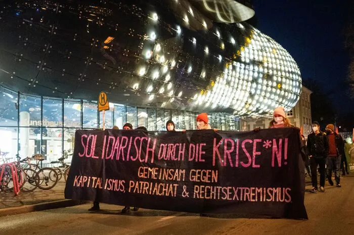 Bei dieser Demonstration wurden Klassenkampf und ungerechte Impfstoffverteilung thematisiert. Nennenswerte Vorfälle gab es laut Polizei nicht.