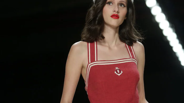 Die steirische Designerin Lena Hoschek taucht ab: Ihre auf der Fashion Week Berlin vorgestellte Frühling/Sommer-Kollektion 2017 führt an die Küsten der Ostsee.