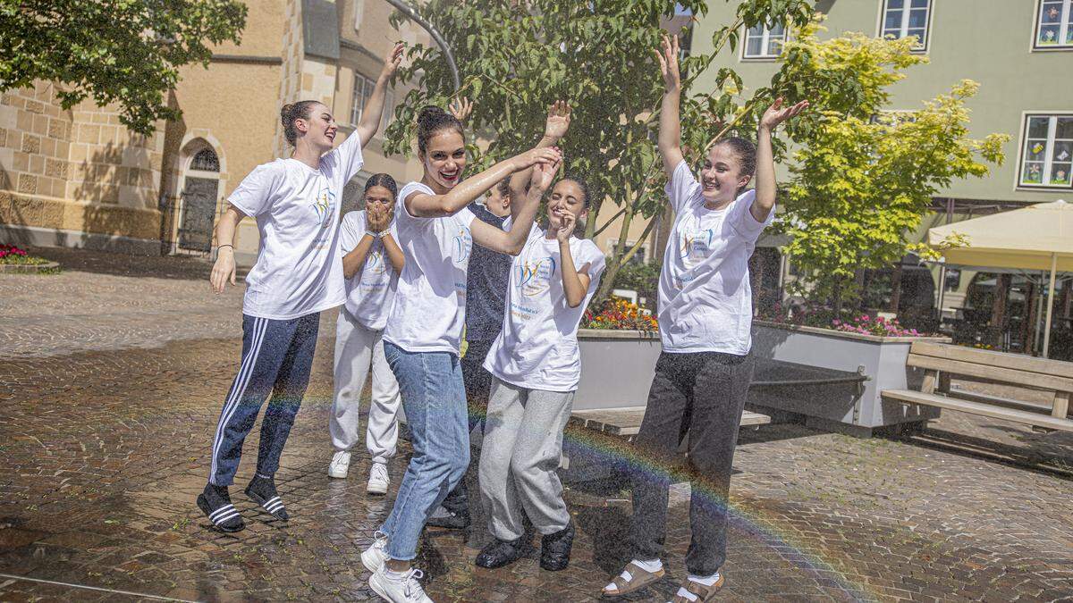 Die Black Ambers der Balletschule Krain aus Freiburg hat am World Dance Contest in Villach teilgenommen und kühlt sich im Wasserzerstäuber ab