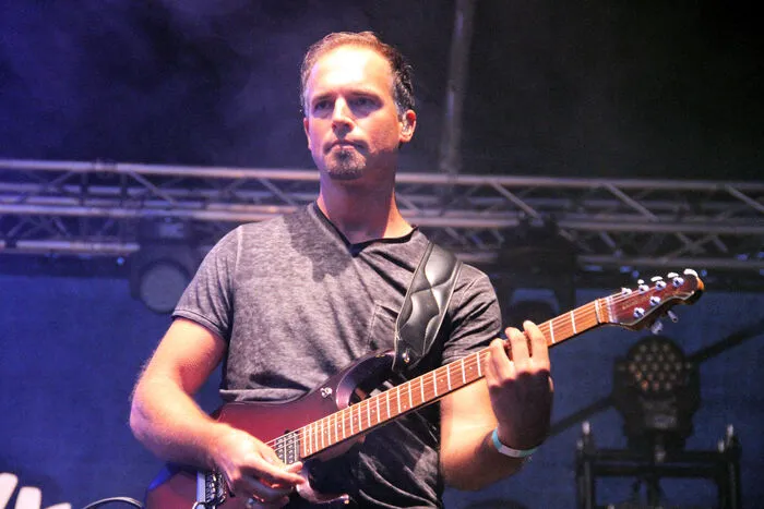 Schon "Stin Project" brachte die genüssliche Suppe zum Brodeln. Musikalisch perfekt, ausgestattet mit blendenden  Solisten und auch vokal, nicht nur wegen der hübschen Sängerinnen.