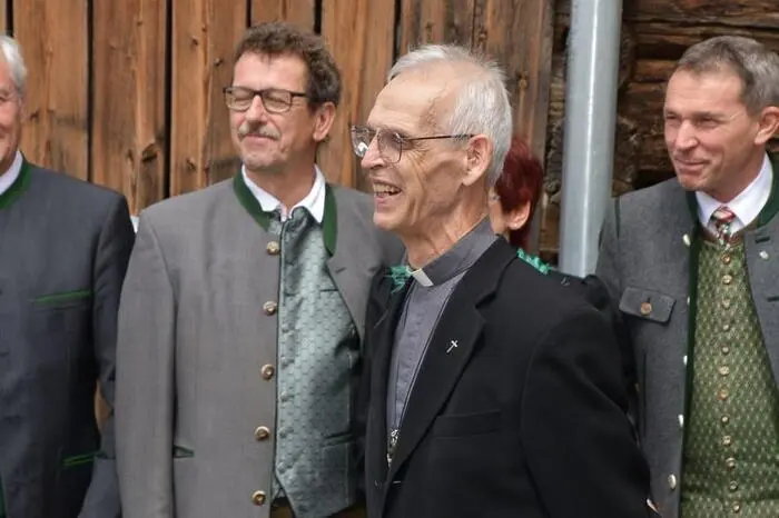 Gratuliert wurde auch Ortspfarrer Josef Stuhlpfarrer zum goldenen Priesterjubiläum.
