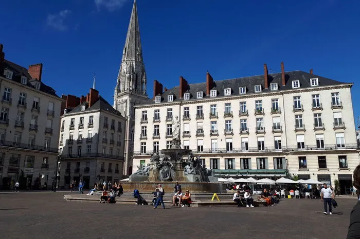 Der Place Royal, einem großen Platz, ist ein klassischer Treffpunkt in der Stadt. Hier trifft sich Entspannung und geschäftiges Treiben. Der Brunnen aus blauem Granit stellt die Loire als Königin dar.