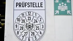 ABD0088_20250825 - WIEN - ÖSTERREICH: ++ THEMENBILD ++ Illustration zu den Themen "Verkehr / Auto / PKW / LKW / Kraftfahrzeug / Sicherheit": Ein Logo für das Pickerl (§57a-Begutachtungsplakette) am Eingang einer Kfz-Werkstatt/Prüfstelle  aufgenommen am Monag, 14. April 2025, in Wien. - FOTO: APA/HANS KLAUS TECHT