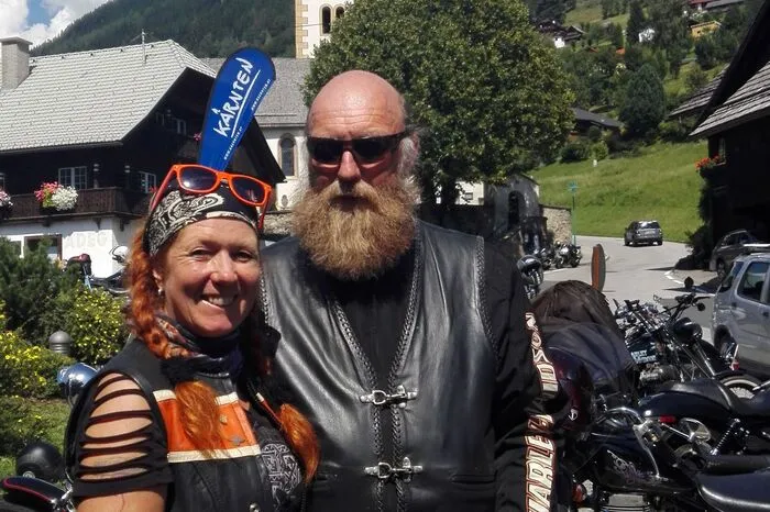 223 Biker und Bikerinnen bevölkerten den Dorfplatz des Bergdörfchens.