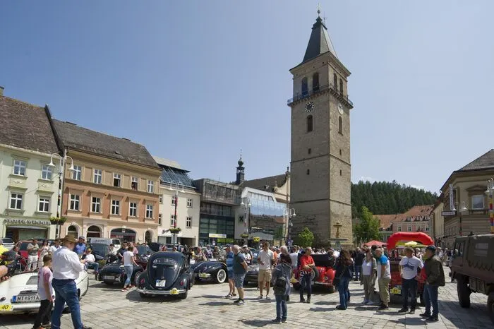 Ein Etappenziel am Pfingstsamstag war Judenburg. Dieser Zwischenstopp zog viele Neugierige an und der Hauptplatz war Volksfestbühne. Auch der Wurlitzer des ORF Radio Steiermark mit Paul „Wetterpauli“ Prattes war präsent, der Musikwünsche erfüllte.