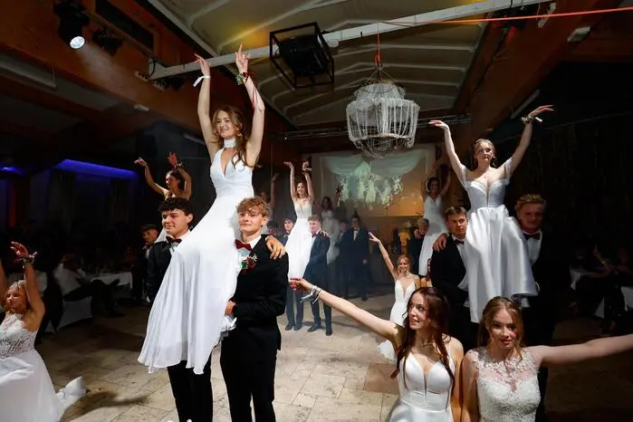 Mit Orgelklängen wurde der Ball eröffnet, gefolgt von einer Polonaise, für deren Choreographie die Tanzschule Glauninger verantwortlich zeichnete.