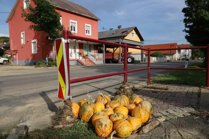 Im Ortszentrum von Unterlamm liegen noch mitgeschwemmte Kürbisse