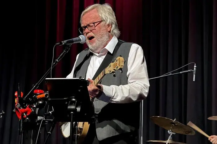 Lustige Anekdoten wurden bei dieser dreistündigen Dixielandband-Gala ebenso aufgetischt wie die schönsten Dixieland-Hadern von „Icecream“ über „Bei mir bist du shein“ bis hin zu „Oh when the Saints“. Die drei „Urgesteine“ Peter Lorenz, Johannes Hödl, Sigi Flamisch wie auch die anderen Musiker in einem Statement: „In Fürstenfeld vor diesem begeisterten Publikum zu spielen gibt uns ein richtiges Heimatgefühl.“