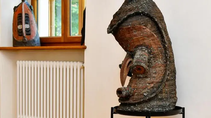 Karl Lueger zeigt neben eigenen Artefakten und Fotos von seinen Reisen auch Teppiche von Teppichwissenschafter Wilfried Stanzer. Mit seinem Projekt „AIT KHOZEMA“ fördert der international anerkannte Wissenschafter seit 28 Jahren die Tradition des Teppichknüpfens, wie man sie vor 200 Jahren in Marokko gemacht hat. 