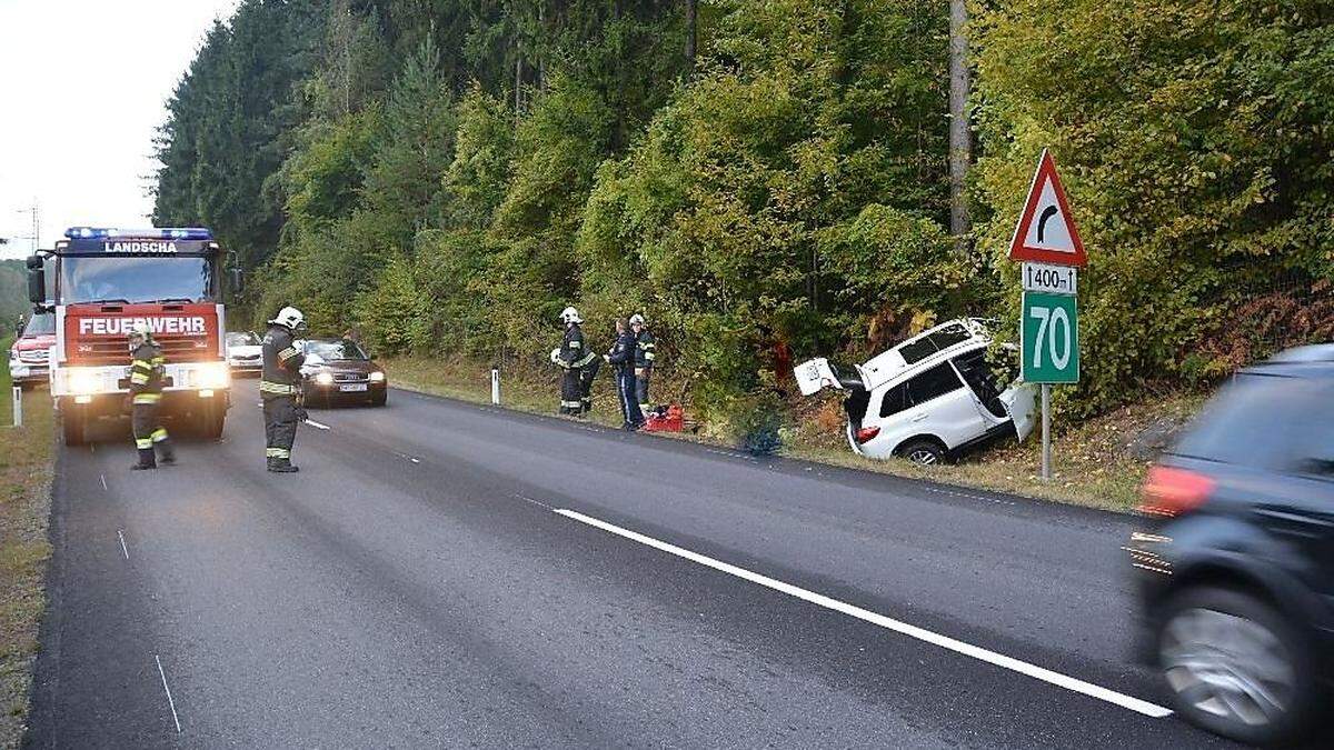 Der Wagen kam kurz vor einem Wald auf der Böschung zu stehen