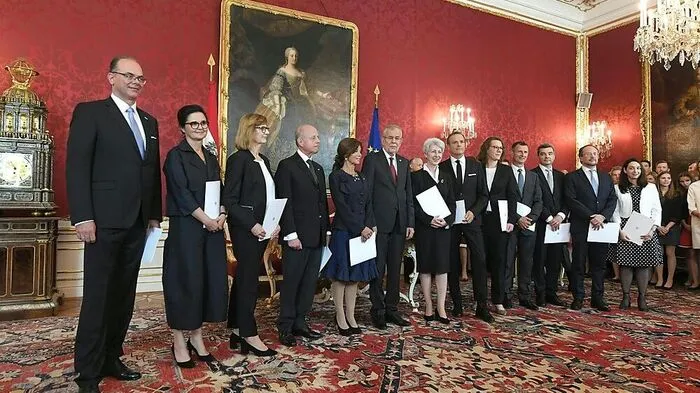 Die neue Bundesregierung mit Nachhaltigkeitsministerin Patek (3. v. l.) und Familienministerin Stilling (rechts außen)