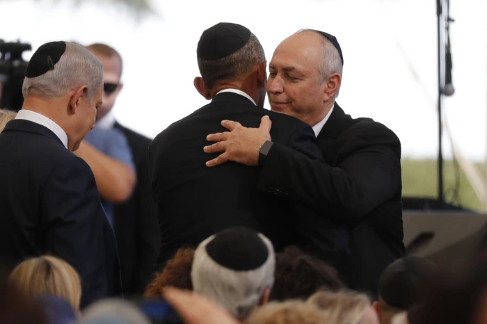 US-Präsident Barack Obama kondoliert Chemi Peres, dem Sohn des Verstorbenen.