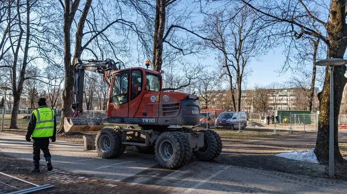 Die Bagger sind seit Montag, 6 Uhr in der Früh, im Einsatz und bereiten die Baustelle zur Augartenbucht vor.