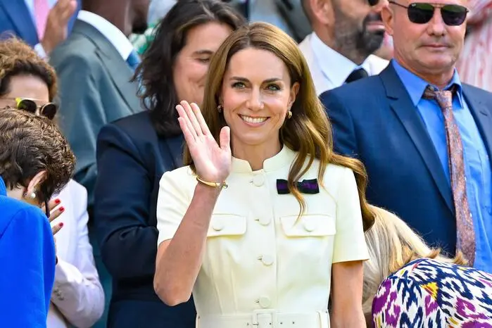 Als solche ist, sie so oft es geht, bei den Finalspielen anwesend - beim Herren-Finale soll auch ihr Mann, der Thronfolger Prince William, dabei sein.