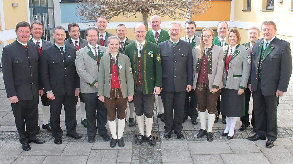 Die Blasmusiker und Gäste bei der 45. Generalversammlung in Übersbach