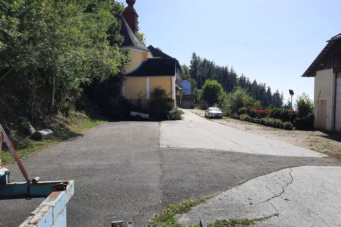 Parken ist nur auf der linken, berghangigen Seite gestattet.