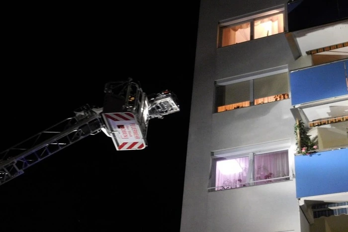 Schließlich konnte die verletzte Frau mit der Rettungstrage auf dem Korb der Drehleiter nach unten transportiert werden. Sie wurde vom Roten Kreuz in das LKH Hochsteiermark-Leoben gebracht.