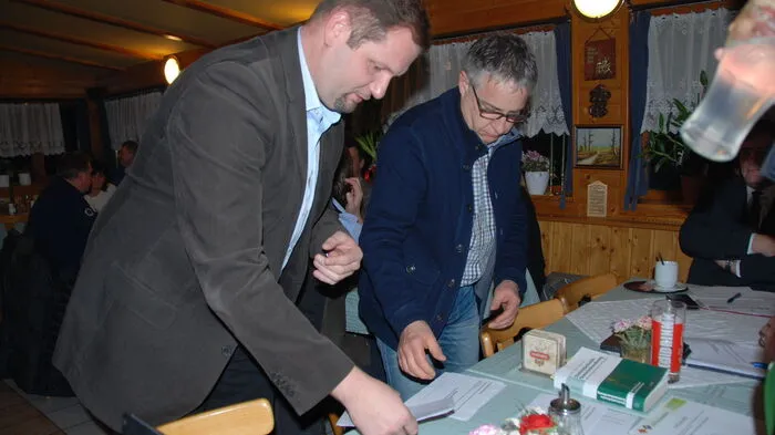 Stefan Jud und Hans-Dieter Gölles nahmen die Auszählung der Stimmen der Gemeinderäte vor.