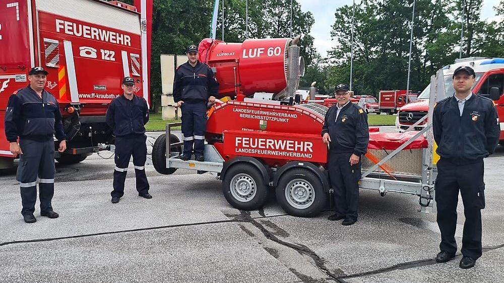 Franz Poschacher, Robert Gmundner, Manfred Harrer und Jürgen Sapelza nahmen das Fahrzeug für den BFV Leoben entgegen