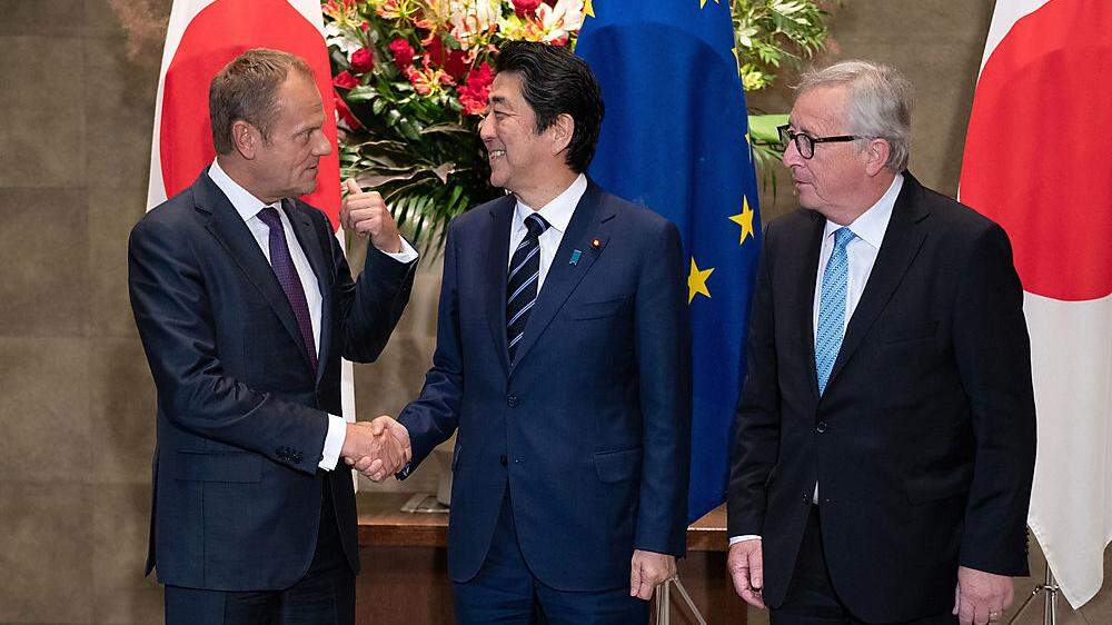 Donald Tusk, Shinzo Abe und Jean-Claude Juncker haben das Freihandelsabkommen unterzeichnet