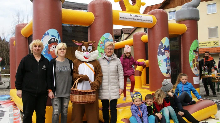 Romana und Siegfried Dorner vom Verein „Kinderland Geistthal-Södingberg-Voitsberg“ hatten nicht zu viel versprochen, das neue Spielgerät spielt alle Stückl und wurde sogleich von den Minis gestürmt und dauerbelegt.
