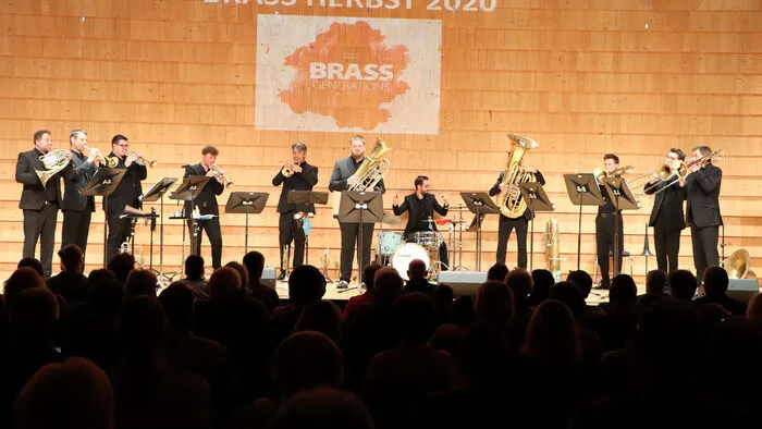 Die Teilnehmenden Musiker des Abends waren: Robert  Hofer, Stefan Hofer, Peter Kosz, Martin Schusser (Trompeten), Markus Höller (Horn), David Zuder, Peter Vierbach, Bernhard Vierbach (Posaune), Martin Eckmann und Martin Kohlweis (Tuba) sowie Benjamin Scheiber (Schlagzeug).