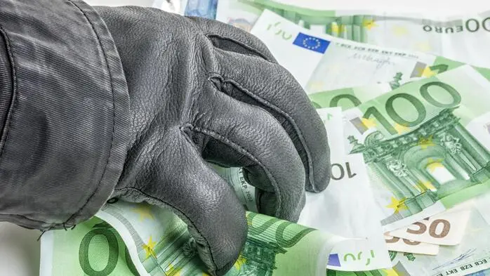 Eine Person greift mit Handschuh nach „Euro-Hundertern“ | Der Frau entstand ein Schaden von mehreren hundert Euro