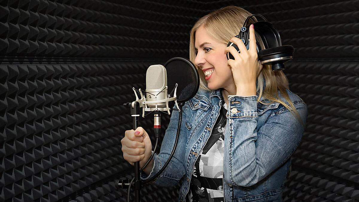 Isabella Theuermann im Tonstudio von Produzent Charly Raneg